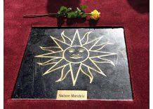 Un Sol para Nelson Mandela en la peatonal Sarandí