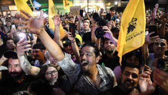 Foto: AFP. Festejos en inmediaciones del búnker de Javier Milei, el presidente electo.