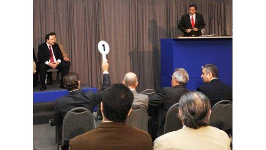 Socios de Cosmo se enteraron por Internet de la compra de aviones