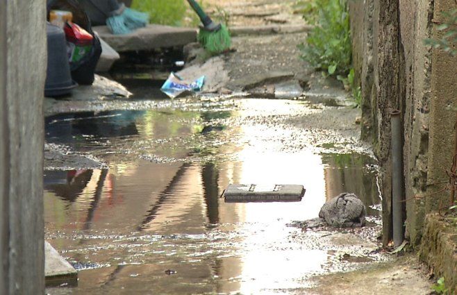 Foto: Subrayado. Aguas servidas en predio de viviendas de La Paloma.