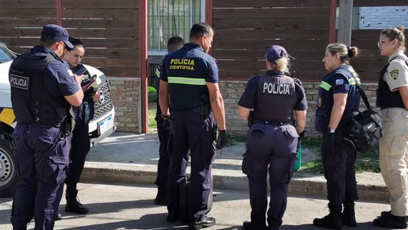 Un hombre de 28 años fue asesinado de varios disparos y la camioneta que conducía terminó incrustada en una casa