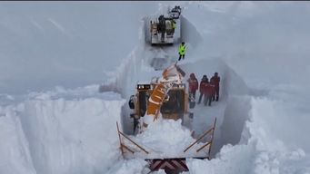 rescatan a cientos de turistas tras avalanchas en centro de esqui en china
