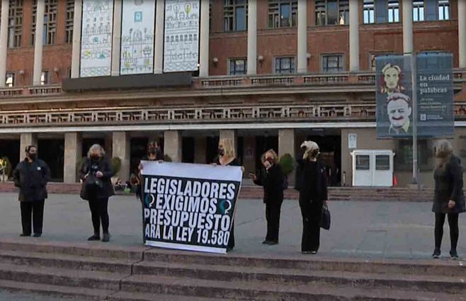mujeres-negro-reclamo-intendencia.jpg