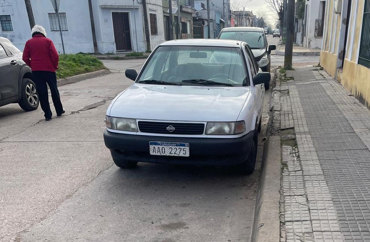 Foto cedida a Subrayado. Auto Nissan abandonado por los delincuentes en una zona de cooperativas. Foto cedida a Subrayado. Auto Nissan abandonado por los delincuentes en una zona de cooperativas.