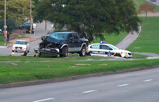 Foto: Subrayado. La camioneta quedó en el cantero central de avenida Italia, tras la persecución.