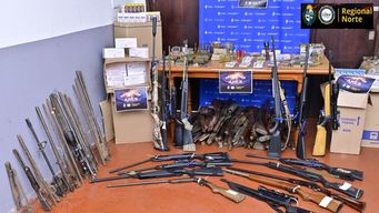 incautan mas de 100 armas e imputan a 33 personas en megaoperativo: hay un policia y un expolicia involucrados