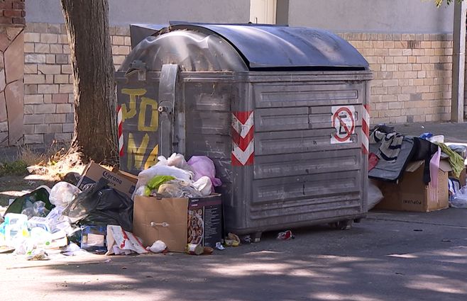 Contenedores de residuos en Montevideo. Diciembre de 2025.&nbsp;