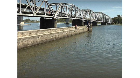 Intimaron a empresas y a OSE por contaminación en el Santa Lucía