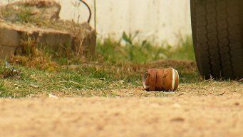 Foto: Subrayado. Champión del bebé que quedó en la escena, en el barrio El Tobogán, lindero al Cerro. También se observa un casquillo en la parte izquierda.