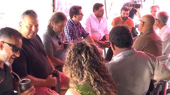 alejandro sanchez y juan castillo se reunieron con sindicatos industriales en la carpa que instalaron en plaza independencia