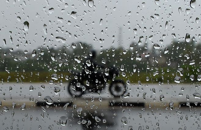 lluvia-gotas-moto-tiempo-tormenta-AFP.jpg