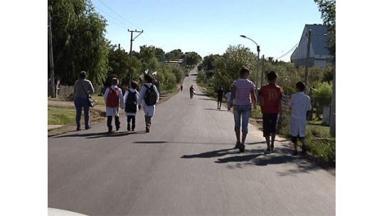 En el barrio Cotravi los vecinos caminan 2 kms. para tomar un bus