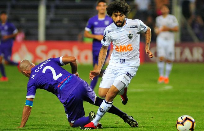 Luan elude a Coto Correa en el partido disputado por Copa Libertadores en Montevideo