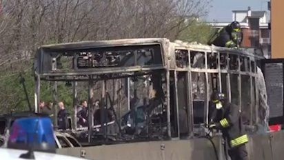 chofer secuestro a 51 escolares y maestros en un omnibus y luego lo incendio