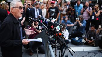 robert de niro califica a trump de payaso frente a tribunal y pide votar a biden