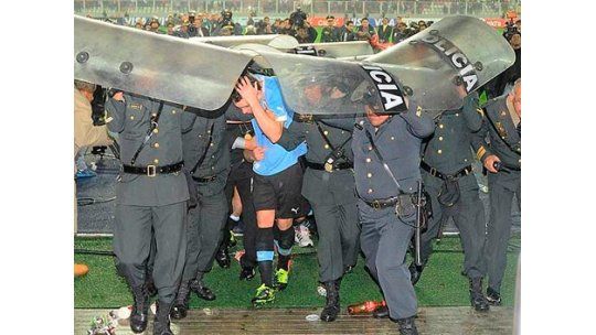 Jugadores, árbitro y hasta el presidente peruano agredidos