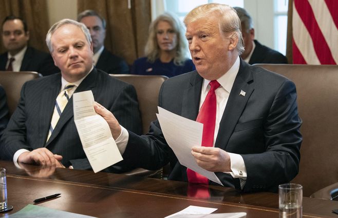 Trump entonces presidente mostrando cartas AFP.jpg