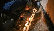 Foto: AFP. Encienden velas en el Monumento a Carl Lutz en Budapest el 25 de noviembre de 2023, en apoyo a los rehenes israelíes retenidos en Gaza.