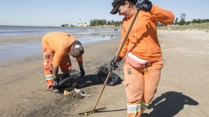 intendencia retira mas de 4 toneladas de basura por dia de las playas de montevideo