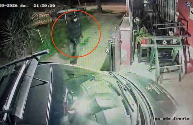Delincuente le apuntó con un arma a un hombre y le robó el auto en la puerta de su casa en Manga