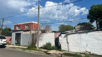 un hombre fue asesinado a punaladas y el cuerpo estuvo al menos dos dias en el patio de una casa