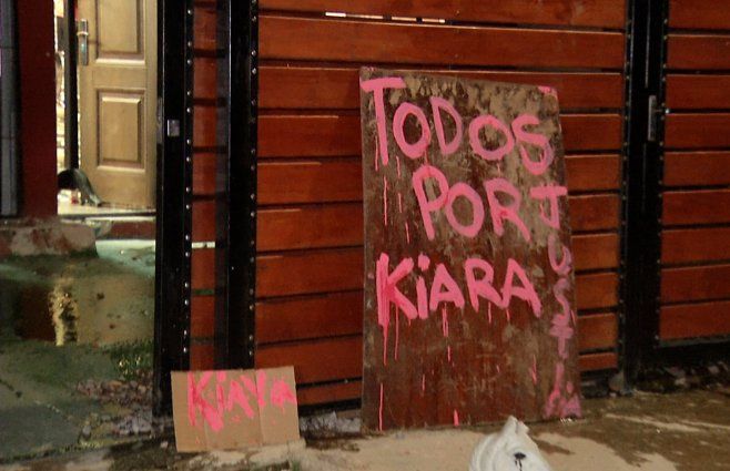 Foto: Subrayado. Todos por Kiara, el cartel colocado por vecinos en el frente de la vivienda del imputado.