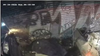 a contramano y alcoholizado causo choque en cordon; un vehiculo quedo a centimetros de personas en situacion de calle