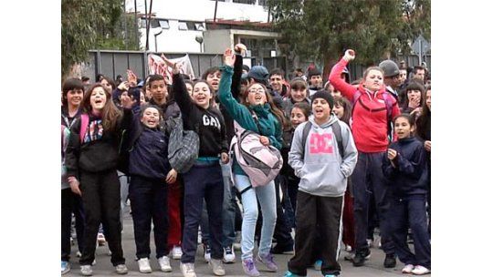 Quema de contenedores y vidrios rotos en movilización de liceales