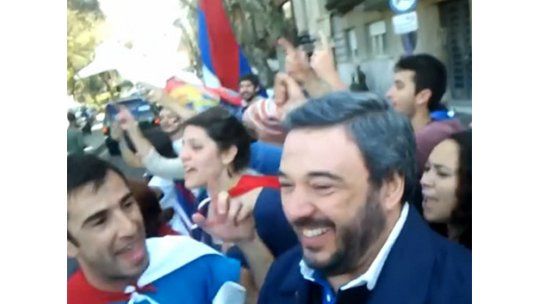 Ministro de Economía bailó y cantó en movida del Frente Amplio