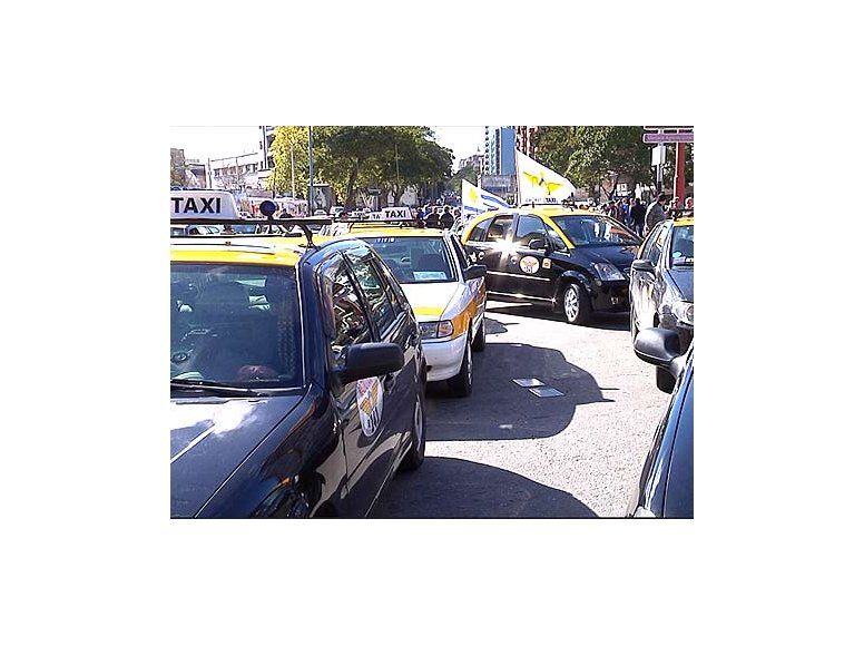 Taxistas cortaron circulación en Colón por más seguridad