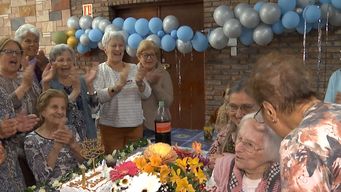 maria elisa celebro sus jovenes 106 anos: sus amigas del club de abuelos del centro libanes se lo festejaron emocionadas