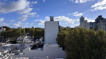 sabado fresco y ventoso con bajas sensaciones termicas y cielo ligeramente nublado