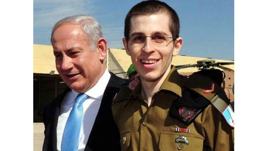 Israel recibe con alegría a Shalit; palestinos celebran victoria