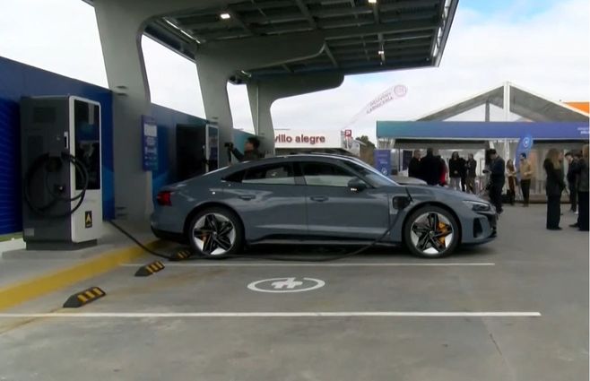 auto-eléctrico-estación-carga