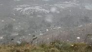 Nieve en la sierra del Carapé, Maldonado. Foto: captura de video de Mati Mederos en X.