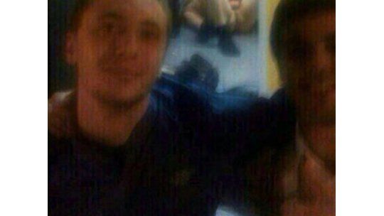 Pareja tiene sexo en cajero automático y la gente se saca selfies