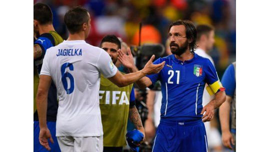 Italia venció a Inglaterra 2-1 y picó en punta como Costa Rica