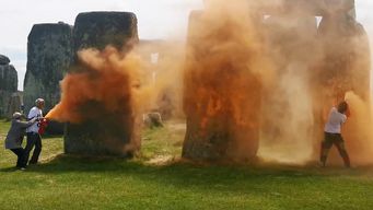 dos ecologistas detenidos tras rociar con pintura el sitio prehistorico britanico de stonehenge