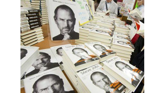 Gran demanda: biografía de Steve Jobs llega el martes a Uruguay