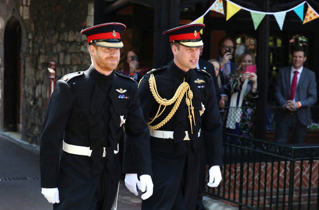 El príncipe Harry llega con su padrino, el príncipe Guillermo