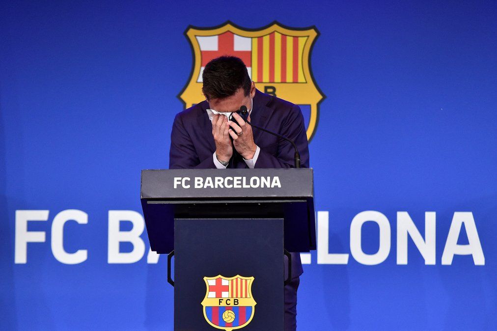 El delantero argentino Lionel Messi llora durante una conferencia de prensa en que se despide del Barcelona&nbsp;