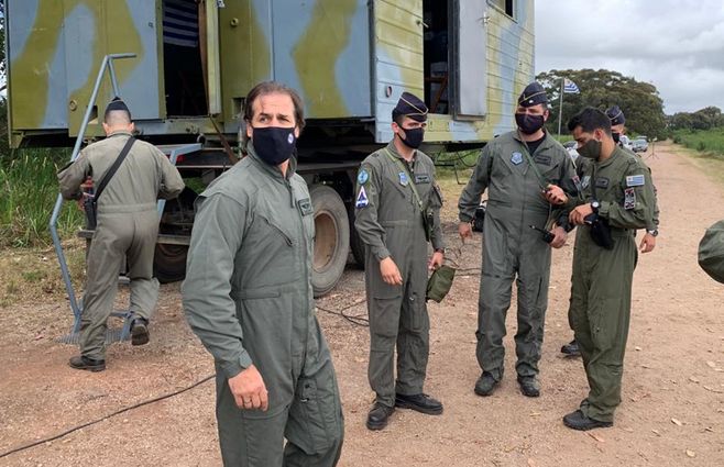 Lacalle Pou en Rocha, tras volar en avión de combate de la Fuerza Aérea. (foto: Willan Dialutto).
