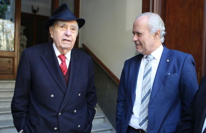 El presidente del Directorio del Partido Nacional Pablo Iturralde recibe a Sanguinetti en la puerta de la Casa del Partido Nacional. Foto: FocoUy.