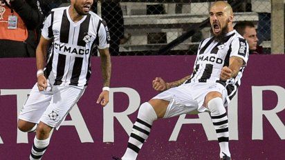 El zurdo Albarracín y Damián Macaluso, símbolo de Wanderers, celebran uno de los goles ante Huancayo en Montevideo. El zaguero fue el autor del tanto. El otro lo convirtió el chileno Bravo.