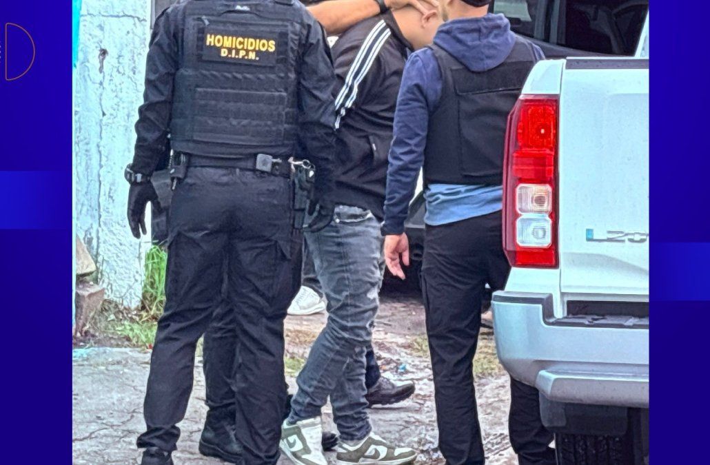 Foto: Mª. Eugenia Scognamiglio, Subrayado. Detención de uno de los sospechosos en Flor de Maroñas. Foto: Mª. Eugenia Scognamiglio, Subrayado. Detención de uno de los sospechosos en Flor de Maroñas.