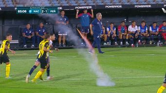 es lo mismo que estar con un rifle: advierten peligrosidad de bengalas nauticas lanzadas en el clasico