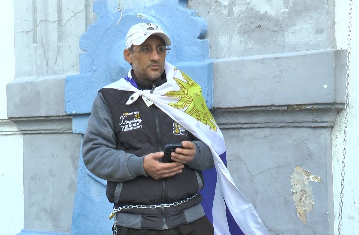 Cerro Largo: hombre se encadenó y hace huelga de hambre en la puerta de la Intendencia tras ser cesado