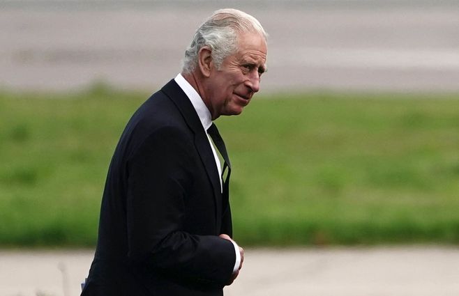 Carlos III momentos antes de viajar a Londres. AFP (viernes 9 de setiembre).