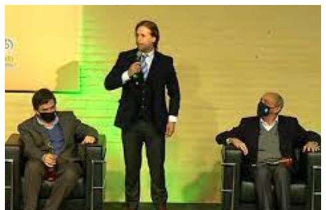 Lacalle en la Rural del Prado 2020. Lo escuchan atentamente Omar Paganini y Henry Cohen, dos de los tres líderes del GACH