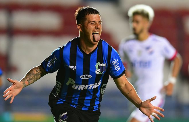 Colo Ramírez, convierte el penal que cierra el partido a los 74. Es el goleador histórico de Liverpool.